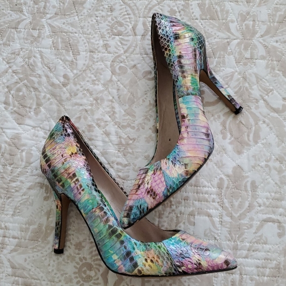 Vince Camuto Shoes - Vince Camuto Hallee Pump in Pastel Snakeskin